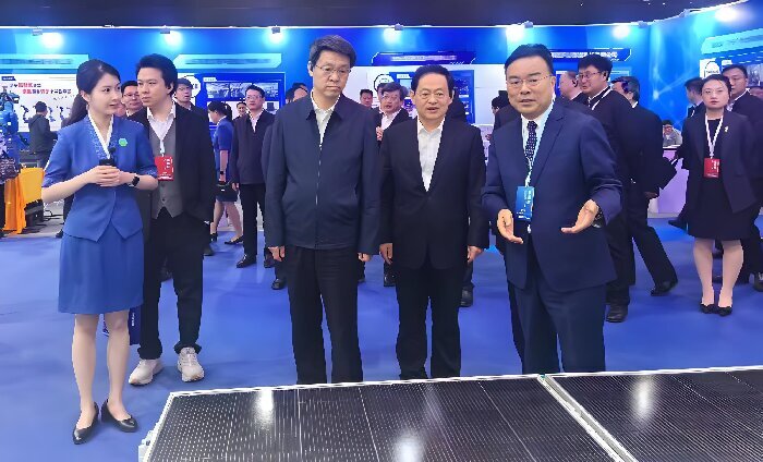 当机器人学会“擦亮阳光”丨天意机械光伏清洁