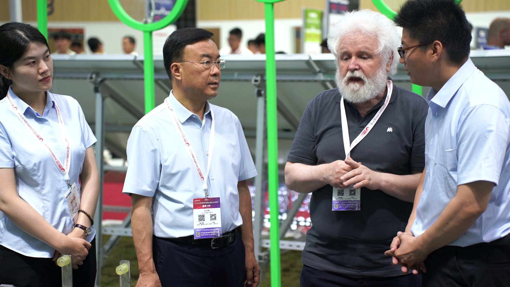 光生万物 一机绝尘丨天意科技智能光伏清洁机